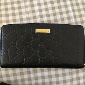 Gucci Black Zippy wallet